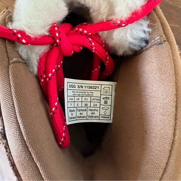 UGG Waterproof Hiking Boots – Shearling Lined Vibram Sole – Women’s 7 - Picture 4 of 6